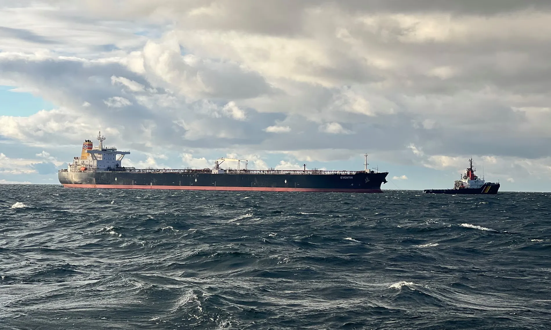 На фото, оприлюдненому центральним командуванням Німеччини з надзвичайних ситуацій на морі, видно, як нафтовий танкер Eventin дрейфує біля узбережжя Рюгена, Німеччина, у п’ятницю, 10 січня